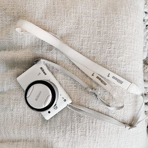 Nikon 1 J1 Digital Camera with 10-30mm Lens & Battery Charger